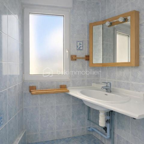 LA VERRIÈRE (78320) – Maison individuelle d'environ 98 m² avec jardin, garage et annexes

Située dans un secteur calme et recherché de La Verrière, cette maison individuelle d'environ 98 m² habitables offre un cadre de vie agréable et fonctionnel, idéal pour une famille.

Édifiée sur un terrain entièrement clos de 270 m², elle se compose au rez-de-chaussée d'une entrée desservant un séjour/salle à manger lumineux et convivial, une cuisine aménagée et équipée, une chambre, une salle d'eau, un WC séparé, une buanderie ainsi qu'un espace de rangement pour les provisions.

À l'étage, un palier distribue deux chambres confortables bénéficiant de rangements sous pente optimisant les volumes. Un grand balcon avec vue sur le jardin complète cet espace nuit.

À l'extérieur, vous profiterez d'une agréable terrasse donnant sur le jardin, idéale pour les moments de détente en famille ou entre amis.

Les espaces annexes constituent un véritable atout : un garage, un bâtiment annexe non habitable situé en fond de parcelle ainsi qu'un abri de stockage et de rangement de 14 m², idéal pour le matériel de jardinage, les vélos, l'outillage ou le stockage saisonnier.

Les atouts :

* Maison individuelle d'environ 98 m² habitables
* Terrain clos de 270 m²
* 3 chambres, dont une au rez-de-chaussée
* Séjour/salle à manger lumineux 
* Cuisine aménagée et équipée
* Salle d'eau au rez-de-chaussée
* Terrasse et grand balcon avec vue sur le jardin
* Garage
* Bâtiment annexe non habitable
* Abri de stockage de 14 m²
* Proximité des écoles, commerces et transports
* Gare SNCF à proximité avec liaisons vers Paris-Montparnasse, Saint-Quentin-en-Yvelines et Rambouillet

Une maison fonctionnelle et bien entretenue offrant de beaux espaces de vie et de nombreuses possibilités de rangement.

**À visiter sans tarder !**