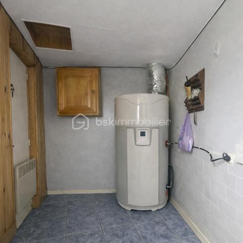 LA VERRIÈRE (78320) – Maison individuelle d'environ 98 m² avec jardin, garage et annexes

Située dans un secteur calme et recherché de La Verrière, cette maison individuelle d'environ 98 m² habitables offre un cadre de vie agréable et fonctionnel, idéal pour une famille.

Édifiée sur un terrain entièrement clos de 270 m², elle se compose au rez-de-chaussée d'une entrée desservant un séjour/salle à manger lumineux et convivial, une cuisine aménagée et équipée, une chambre, une salle d'eau, un WC séparé, une buanderie ainsi qu'un espace de rangement pour les provisions.

À l'étage, un palier distribue deux chambres confortables bénéficiant de rangements sous pente optimisant les volumes. Un grand balcon avec vue sur le jardin complète cet espace nuit.

À l'extérieur, vous profiterez d'une agréable terrasse donnant sur le jardin, idéale pour les moments de détente en famille ou entre amis.

Les espaces annexes constituent un véritable atout : un garage, un bâtiment annexe non habitable situé en fond de parcelle ainsi qu'un abri de stockage et de rangement de 14 m², idéal pour le matériel de jardinage, les vélos, l'outillage ou le stockage saisonnier.

Les atouts :

* Maison individuelle d'environ 98 m² habitables
* Terrain clos de 270 m²
* 3 chambres, dont une au rez-de-chaussée
* Séjour/salle à manger lumineux 
* Cuisine aménagée et équipée
* Salle d'eau au rez-de-chaussée
* Terrasse et grand balcon avec vue sur le jardin
* Garage
* Bâtiment annexe non habitable
* Abri de stockage de 14 m²
* Proximité des écoles, commerces et transports
* Gare SNCF à proximité avec liaisons vers Paris-Montparnasse, Saint-Quentin-en-Yvelines et Rambouillet

Une maison fonctionnelle et bien entretenue offrant de beaux espaces de vie et de nombreuses possibilités de rangement.

**À visiter sans tarder !**