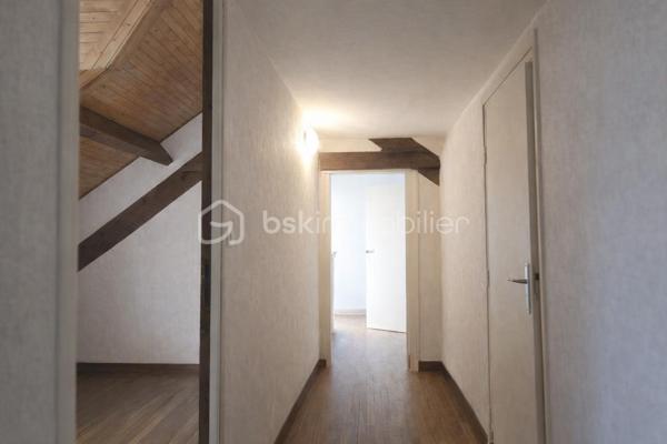 LA VERRIÈRE (78320) – Maison individuelle d'environ 98 m² avec jardin, garage et annexes

Située dans un secteur calme et recherché de La Verrière, cette maison individuelle d'environ 98 m² habitables offre un cadre de vie agréable et fonctionnel, idéal pour une famille.

Édifiée sur un terrain entièrement clos de 270 m², elle se compose au rez-de-chaussée d'une entrée desservant un séjour/salle à manger lumineux et convivial, une cuisine aménagée et équipée, une chambre, une salle d'eau, un WC séparé, une buanderie ainsi qu'un espace de rangement pour les provisions.

À l'étage, un palier distribue deux chambres confortables bénéficiant de rangements sous pente optimisant les volumes. Un grand balcon avec vue sur le jardin complète cet espace nuit.

À l'extérieur, vous profiterez d'une agréable terrasse donnant sur le jardin, idéale pour les moments de détente en famille ou entre amis.

Les espaces annexes constituent un véritable atout : un garage, un bâtiment annexe non habitable situé en fond de parcelle ainsi qu'un abri de stockage et de rangement de 14 m², idéal pour le matériel de jardinage, les vélos, l'outillage ou le stockage saisonnier.

Les atouts :

* Maison individuelle d'environ 98 m² habitables
* Terrain clos de 270 m²
* 3 chambres, dont une au rez-de-chaussée
* Séjour/salle à manger lumineux 
* Cuisine aménagée et équipée
* Salle d'eau au rez-de-chaussée
* Terrasse et grand balcon avec vue sur le jardin
* Garage
* Bâtiment annexe non habitable
* Abri de stockage de 14 m²
* Proximité des écoles, commerces et transports
* Gare SNCF à proximité avec liaisons vers Paris-Montparnasse, Saint-Quentin-en-Yvelines et Rambouillet

Une maison fonctionnelle et bien entretenue offrant de beaux espaces de vie et de nombreuses possibilités de rangement.

**À visiter sans tarder !**