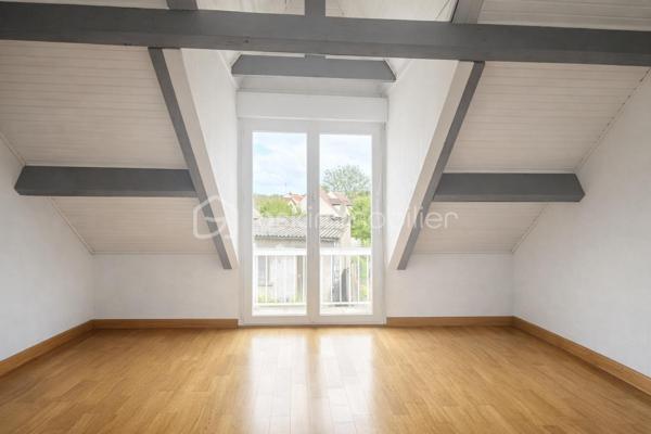 LA VERRIÈRE (78320) – Maison individuelle d'environ 98 m² avec jardin, garage et annexes

Située dans un secteur calme et recherché de La Verrière, cette maison individuelle d'environ 98 m² habitables offre un cadre de vie agréable et fonctionnel, idéal pour une famille.

Édifiée sur un terrain entièrement clos de 270 m², elle se compose au rez-de-chaussée d'une entrée desservant un séjour/salle à manger lumineux et convivial, une cuisine aménagée et équipée, une chambre, une salle d'eau, un WC séparé, une buanderie ainsi qu'un espace de rangement pour les provisions.

À l'étage, un palier distribue deux chambres confortables bénéficiant de rangements sous pente optimisant les volumes. Un grand balcon avec vue sur le jardin complète cet espace nuit.

À l'extérieur, vous profiterez d'une agréable terrasse donnant sur le jardin, idéale pour les moments de détente en famille ou entre amis.

Les espaces annexes constituent un véritable atout : un garage, un bâtiment annexe non habitable situé en fond de parcelle ainsi qu'un abri de stockage et de rangement de 14 m², idéal pour le matériel de jardinage, les vélos, l'outillage ou le stockage saisonnier.

Les atouts :

* Maison individuelle d'environ 98 m² habitables
* Terrain clos de 270 m²
* 3 chambres, dont une au rez-de-chaussée
* Séjour/salle à manger lumineux 
* Cuisine aménagée et équipée
* Salle d'eau au rez-de-chaussée
* Terrasse et grand balcon avec vue sur le jardin
* Garage
* Bâtiment annexe non habitable
* Abri de stockage de 14 m²
* Proximité des écoles, commerces et transports
* Gare SNCF à proximité avec liaisons vers Paris-Montparnasse, Saint-Quentin-en-Yvelines et Rambouillet

Une maison fonctionnelle et bien entretenue offrant de beaux espaces de vie et de nombreuses possibilités de rangement.

**À visiter sans tarder !**
