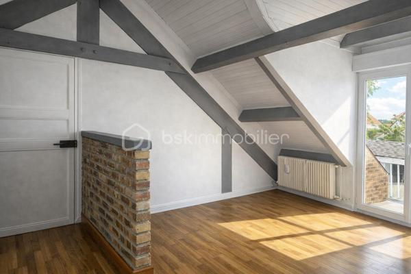 LA VERRIÈRE (78320) – Maison individuelle d'environ 98 m² avec jardin, garage et annexes

Située dans un secteur calme et recherché de La Verrière, cette maison individuelle d'environ 98 m² habitables offre un cadre de vie agréable et fonctionnel, idéal pour une famille.

Édifiée sur un terrain entièrement clos de 270 m², elle se compose au rez-de-chaussée d'une entrée desservant un séjour/salle à manger lumineux et convivial, une cuisine aménagée et équipée, une chambre, une salle d'eau, un WC séparé, une buanderie ainsi qu'un espace de rangement pour les provisions.

À l'étage, un palier distribue deux chambres confortables bénéficiant de rangements sous pente optimisant les volumes. Un grand balcon avec vue sur le jardin complète cet espace nuit.

À l'extérieur, vous profiterez d'une agréable terrasse donnant sur le jardin, idéale pour les moments de détente en famille ou entre amis.

Les espaces annexes constituent un véritable atout : un garage, un bâtiment annexe non habitable situé en fond de parcelle ainsi qu'un abri de stockage et de rangement de 14 m², idéal pour le matériel de jardinage, les vélos, l'outillage ou le stockage saisonnier.

Les atouts :

* Maison individuelle d'environ 98 m² habitables
* Terrain clos de 270 m²
* 3 chambres, dont une au rez-de-chaussée
* Séjour/salle à manger lumineux 
* Cuisine aménagée et équipée
* Salle d'eau au rez-de-chaussée
* Terrasse et grand balcon avec vue sur le jardin
* Garage
* Bâtiment annexe non habitable
* Abri de stockage de 14 m²
* Proximité des écoles, commerces et transports
* Gare SNCF à proximité avec liaisons vers Paris-Montparnasse, Saint-Quentin-en-Yvelines et Rambouillet

Une maison fonctionnelle et bien entretenue offrant de beaux espaces de vie et de nombreuses possibilités de rangement.

**À visiter sans tarder !**