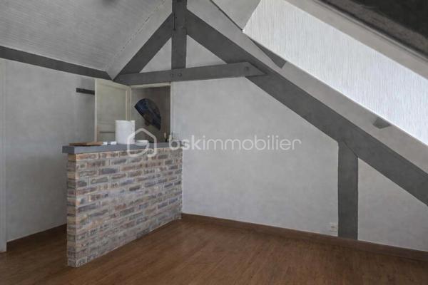 LA VERRIÈRE (78320) – Maison individuelle d'environ 98 m² avec jardin, garage et annexes

Située dans un secteur calme et recherché de La Verrière, cette maison individuelle d'environ 98 m² habitables offre un cadre de vie agréable et fonctionnel, idéal pour une famille.

Édifiée sur un terrain entièrement clos de 270 m², elle se compose au rez-de-chaussée d'une entrée desservant un séjour/salle à manger lumineux et convivial, une cuisine aménagée et équipée, une chambre, une salle d'eau, un WC séparé, une buanderie ainsi qu'un espace de rangement pour les provisions.

À l'étage, un palier distribue deux chambres confortables bénéficiant de rangements sous pente optimisant les volumes. Un grand balcon avec vue sur le jardin complète cet espace nuit.

À l'extérieur, vous profiterez d'une agréable terrasse donnant sur le jardin, idéale pour les moments de détente en famille ou entre amis.

Les espaces annexes constituent un véritable atout : un garage, un bâtiment annexe non habitable situé en fond de parcelle ainsi qu'un abri de stockage et de rangement de 14 m², idéal pour le matériel de jardinage, les vélos, l'outillage ou le stockage saisonnier.

Les atouts :

* Maison individuelle d'environ 98 m² habitables
* Terrain clos de 270 m²
* 3 chambres, dont une au rez-de-chaussée
* Séjour/salle à manger lumineux 
* Cuisine aménagée et équipée
* Salle d'eau au rez-de-chaussée
* Terrasse et grand balcon avec vue sur le jardin
* Garage
* Bâtiment annexe non habitable
* Abri de stockage de 14 m²
* Proximité des écoles, commerces et transports
* Gare SNCF à proximité avec liaisons vers Paris-Montparnasse, Saint-Quentin-en-Yvelines et Rambouillet

Une maison fonctionnelle et bien entretenue offrant de beaux espaces de vie et de nombreuses possibilités de rangement.

**À visiter sans tarder !**