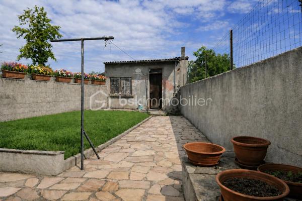 LA VERRIÈRE (78320) – Maison individuelle d'environ 98 m² avec jardin, garage et annexes

Située dans un secteur calme et recherché de La Verrière, cette maison individuelle d'environ 98 m² habitables offre un cadre de vie agréable et fonctionnel, idéal pour une famille.

Édifiée sur un terrain entièrement clos de 270 m², elle se compose au rez-de-chaussée d'une entrée desservant un séjour/salle à manger lumineux et convivial, une cuisine aménagée et équipée, une chambre, une salle d'eau, un WC séparé, une buanderie ainsi qu'un espace de rangement pour les provisions.

À l'étage, un palier distribue deux chambres confortables bénéficiant de rangements sous pente optimisant les volumes. Un grand balcon avec vue sur le jardin complète cet espace nuit.

À l'extérieur, vous profiterez d'une agréable terrasse donnant sur le jardin, idéale pour les moments de détente en famille ou entre amis.

Les espaces annexes constituent un véritable atout : un garage, un bâtiment annexe non habitable situé en fond de parcelle ainsi qu'un abri de stockage et de rangement de 14 m², idéal pour le matériel de jardinage, les vélos, l'outillage ou le stockage saisonnier.

Les atouts :

* Maison individuelle d'environ 98 m² habitables
* Terrain clos de 270 m²
* 3 chambres, dont une au rez-de-chaussée
* Séjour/salle à manger lumineux 
* Cuisine aménagée et équipée
* Salle d'eau au rez-de-chaussée
* Terrasse et grand balcon avec vue sur le jardin
* Garage
* Bâtiment annexe non habitable
* Abri de stockage de 14 m²
* Proximité des écoles, commerces et transports
* Gare SNCF à proximité avec liaisons vers Paris-Montparnasse, Saint-Quentin-en-Yvelines et Rambouillet

Une maison fonctionnelle et bien entretenue offrant de beaux espaces de vie et de nombreuses possibilités de rangement.

**À visiter sans tarder !**