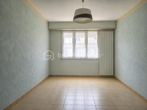 LA VERRIÈRE (78320) – Maison individuelle d'environ 98 m² avec jardin, garage et annexes

Située dans un secteur calme et recherché de La Verrière, cette maison individuelle d'environ 98 m² habitables offre un cadre de vie agréable et fonctionnel, idéal pour une famille.

Édifiée sur un terrain entièrement clos de 270 m², elle se compose au rez-de-chaussée d'une entrée desservant un séjour/salle à manger lumineux et convivial, une cuisine aménagée et équipée, une chambre, une salle d'eau, un WC séparé, une buanderie ainsi qu'un espace de rangement pour les provisions.

À l'étage, un palier distribue deux chambres confortables bénéficiant de rangements sous pente optimisant les volumes. Un grand balcon avec vue sur le jardin complète cet espace nuit.

À l'extérieur, vous profiterez d'une agréable terrasse donnant sur le jardin, idéale pour les moments de détente en famille ou entre amis.

Les espaces annexes constituent un véritable atout : un garage, un bâtiment annexe non habitable situé en fond de parcelle ainsi qu'un abri de stockage et de rangement de 14 m², idéal pour le matériel de jardinage, les vélos, l'outillage ou le stockage saisonnier.

Les atouts :

* Maison individuelle d'environ 98 m² habitables
* Terrain clos de 270 m²
* 3 chambres, dont une au rez-de-chaussée
* Séjour/salle à manger lumineux 
* Cuisine aménagée et équipée
* Salle d'eau au rez-de-chaussée
* Terrasse et grand balcon avec vue sur le jardin
* Garage
* Bâtiment annexe non habitable
* Abri de stockage de 14 m²
* Proximité des écoles, commerces et transports
* Gare SNCF à proximité avec liaisons vers Paris-Montparnasse, Saint-Quentin-en-Yvelines et Rambouillet

Une maison fonctionnelle et bien entretenue offrant de beaux espaces de vie et de nombreuses possibilités de rangement.

**À visiter sans tarder !**