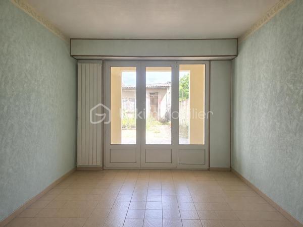 LA VERRIÈRE (78320) – Maison individuelle d'environ 98 m² avec jardin, garage et annexes

Située dans un secteur calme et recherché de La Verrière, cette maison individuelle d'environ 98 m² habitables offre un cadre de vie agréable et fonctionnel, idéal pour une famille.

Édifiée sur un terrain entièrement clos de 270 m², elle se compose au rez-de-chaussée d'une entrée desservant un séjour/salle à manger lumineux et convivial, une cuisine aménagée et équipée, une chambre, une salle d'eau, un WC séparé, une buanderie ainsi qu'un espace de rangement pour les provisions.

À l'étage, un palier distribue deux chambres confortables bénéficiant de rangements sous pente optimisant les volumes. Un grand balcon avec vue sur le jardin complète cet espace nuit.

À l'extérieur, vous profiterez d'une agréable terrasse donnant sur le jardin, idéale pour les moments de détente en famille ou entre amis.

Les espaces annexes constituent un véritable atout : un garage, un bâtiment annexe non habitable situé en fond de parcelle ainsi qu'un abri de stockage et de rangement de 14 m², idéal pour le matériel de jardinage, les vélos, l'outillage ou le stockage saisonnier.

Les atouts :

* Maison individuelle d'environ 98 m² habitables
* Terrain clos de 270 m²
* 3 chambres, dont une au rez-de-chaussée
* Séjour/salle à manger lumineux 
* Cuisine aménagée et équipée
* Salle d'eau au rez-de-chaussée
* Terrasse et grand balcon avec vue sur le jardin
* Garage
* Bâtiment annexe non habitable
* Abri de stockage de 14 m²
* Proximité des écoles, commerces et transports
* Gare SNCF à proximité avec liaisons vers Paris-Montparnasse, Saint-Quentin-en-Yvelines et Rambouillet

Une maison fonctionnelle et bien entretenue offrant de beaux espaces de vie et de nombreuses possibilités de rangement.

**À visiter sans tarder !**