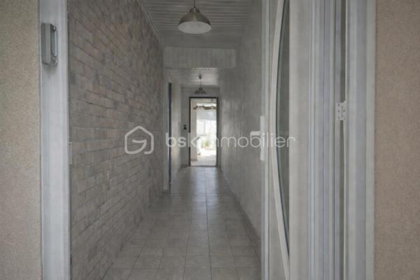 LA VERRIÈRE (78320) – Maison individuelle d'environ 98 m² avec jardin, garage et annexes

Située dans un secteur calme et recherché de La Verrière, cette maison individuelle d'environ 98 m² habitables offre un cadre de vie agréable et fonctionnel, idéal pour une famille.

Édifiée sur un terrain entièrement clos de 270 m², elle se compose au rez-de-chaussée d'une entrée desservant un séjour/salle à manger lumineux et convivial, une cuisine aménagée et équipée, une chambre, une salle d'eau, un WC séparé, une buanderie ainsi qu'un espace de rangement pour les provisions.

À l'étage, un palier distribue deux chambres confortables bénéficiant de rangements sous pente optimisant les volumes. Un grand balcon avec vue sur le jardin complète cet espace nuit.

À l'extérieur, vous profiterez d'une agréable terrasse donnant sur le jardin, idéale pour les moments de détente en famille ou entre amis.

Les espaces annexes constituent un véritable atout : un garage, un bâtiment annexe non habitable situé en fond de parcelle ainsi qu'un abri de stockage et de rangement de 14 m², idéal pour le matériel de jardinage, les vélos, l'outillage ou le stockage saisonnier.

Les atouts :

* Maison individuelle d'environ 98 m² habitables
* Terrain clos de 270 m²
* 3 chambres, dont une au rez-de-chaussée
* Séjour/salle à manger lumineux 
* Cuisine aménagée et équipée
* Salle d'eau au rez-de-chaussée
* Terrasse et grand balcon avec vue sur le jardin
* Garage
* Bâtiment annexe non habitable
* Abri de stockage de 14 m²
* Proximité des écoles, commerces et transports
* Gare SNCF à proximité avec liaisons vers Paris-Montparnasse, Saint-Quentin-en-Yvelines et Rambouillet

Une maison fonctionnelle et bien entretenue offrant de beaux espaces de vie et de nombreuses possibilités de rangement.

**À visiter sans tarder !**