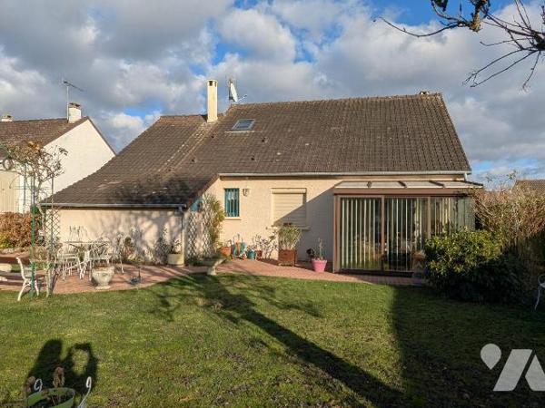 Découvrez cette charmante maison de 96,05 m² habitables, construite en 1978, située dans un env...