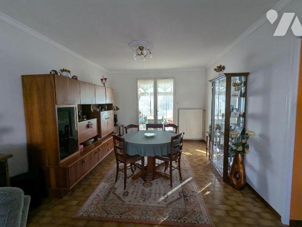 Découvrez cette charmante maison de 96,05 m² habitables, construite en 1978, située dans un env...