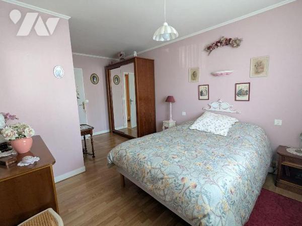 Découvrez cette charmante maison de 96,05 m² habitables, construite en 1978, située dans un env...