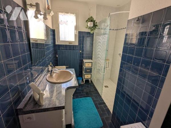 Découvrez cette charmante maison de 96,05 m² habitables, construite en 1978, située dans un env...