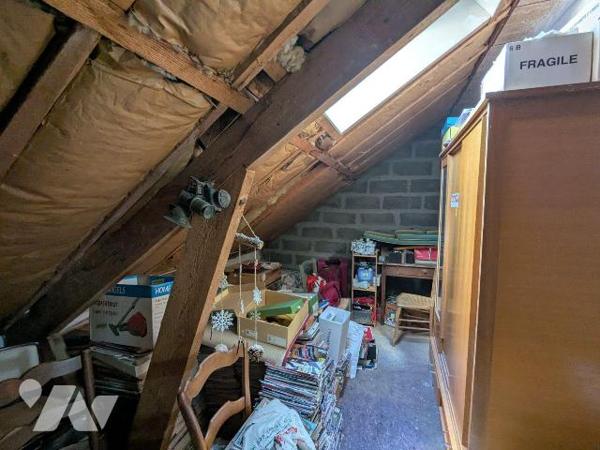 Découvrez cette charmante maison de 96,05 m² habitables, construite en 1978, située dans un env...