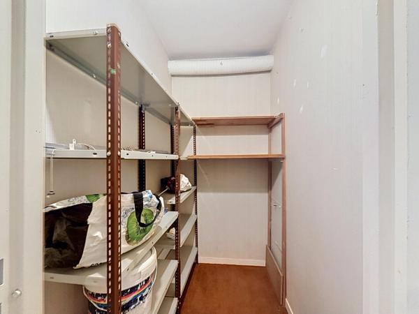 Idéal premier achat ou investissement ! Découvrez ce spacieux T2 de 64 m², à deux pas des commerces, écoles et transports.