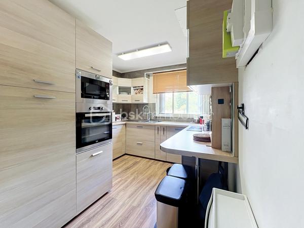 COUP DE CŒUR ASSURÉ – F2 de 45 m² avec place de parking et cave à Champigny-sur-Marne
Vous recherchez un appartement où vous n'aurez plus qu'à poser vos valises ? Découvrez ce magnifique 2 pièces de 45 m², situé au 1er étage d'une résidence de 4 étages construite en 1965.
Dès l'entrée, vous serez séduit par la qualité de son aménagement. Chaque mètre carré a été intelligemment optimisé afin d'offrir un maximum de confort et de rangements. La cuisine, moderne et entièrement équipée, est aussi esthétique que fonctionnelle. La chambre bénéficie d'un aménagement sur mesure avec de nombreux rangements intégrés autour du lit, un véritable atout qui libère l'espace de vie. Aucun travaux n'est à prévoir : cet appartement est prêt à vous accueillir.
Le bien est complété par une place de parking, une cave saine et parfaitement entretenue, ainsi qu'un chauffage collectif.
Son emplacement est idéal pour une vie quotidienne pratique. Vous profiterez de la proximité immédiate des écoles, des commerces, des pharmacies, des boulangeries, des supermarchés et de toutes les commodités. Côté transports, plusieurs lignes de bus desservent le quartier et permettent de rejoindre rapidement le RER E, Les Boullereaux-Champigny, le RER A Champigny, ainsi que la future ligne 15 du Grand Paris Express, un véritable atout pour les déplacements et la valorisation du secteur.
Que vous soyez primo-accédant, jeune couple ou investisseur, ce bien réunit tous les critères d'un appartement fonctionnel, chaleureux et idéalement situé.
Une visite s'impose ! Contactez-moi dès aujourd'hui pour découvrir ce véritable coup de cœur.