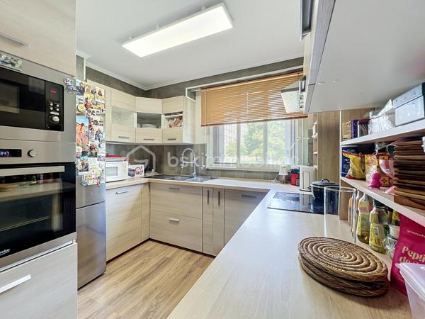 COUP DE CŒUR ASSURÉ – F2 de 45 m² avec place de parking et cave à Champigny-sur-Marne
Vous recherchez un appartement où vous n'aurez plus qu'à poser vos valises ? Découvrez ce magnifique 2 pièces de 45 m², situé au 1er étage d'une résidence de 4 étages construite en 1965.
Dès l'entrée, vous serez séduit par la qualité de son aménagement. Chaque mètre carré a été intelligemment optimisé afin d'offrir un maximum de confort et de rangements. La cuisine, moderne et entièrement équipée, est aussi esthétique que fonctionnelle. La chambre bénéficie d'un aménagement sur mesure avec de nombreux rangements intégrés autour du lit, un véritable atout qui libère l'espace de vie. Aucun travaux n'est à prévoir : cet appartement est prêt à vous accueillir.
Le bien est complété par une place de parking, une cave saine et parfaitement entretenue, ainsi qu'un chauffage collectif.
Son emplacement est idéal pour une vie quotidienne pratique. Vous profiterez de la proximité immédiate des écoles, des commerces, des pharmacies, des boulangeries, des supermarchés et de toutes les commodités. Côté transports, plusieurs lignes de bus desservent le quartier et permettent de rejoindre rapidement le RER E, Les Boullereaux-Champigny, le RER A Champigny, ainsi que la future ligne 15 du Grand Paris Express, un véritable atout pour les déplacements et la valorisation du secteur.
Que vous soyez primo-accédant, jeune couple ou investisseur, ce bien réunit tous les critères d'un appartement fonctionnel, chaleureux et idéalement situé.
Une visite s'impose ! Contactez-moi dès aujourd'hui pour découvrir ce véritable coup de cœur.