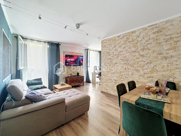 COUP DE CŒUR ASSURÉ – F2 de 45 m² avec place de parking et cave à Champigny-sur-Marne
Vous recherchez un appartement où vous n'aurez plus qu'à poser vos valises ? Découvrez ce magnifique 2 pièces de 45 m², situé au 1er étage d'une résidence de 4 étages construite en 1965.
Dès l'entrée, vous serez séduit par la qualité de son aménagement. Chaque mètre carré a été intelligemment optimisé afin d'offrir un maximum de confort et de rangements. La cuisine, moderne et entièrement équipée, est aussi esthétique que fonctionnelle. La chambre bénéficie d'un aménagement sur mesure avec de nombreux rangements intégrés autour du lit, un véritable atout qui libère l'espace de vie. Aucun travaux n'est à prévoir : cet appartement est prêt à vous accueillir.
Le bien est complété par une place de parking, une cave saine et parfaitement entretenue, ainsi qu'un chauffage collectif.
Son emplacement est idéal pour une vie quotidienne pratique. Vous profiterez de la proximité immédiate des écoles, des commerces, des pharmacies, des boulangeries, des supermarchés et de toutes les commodités. Côté transports, plusieurs lignes de bus desservent le quartier et permettent de rejoindre rapidement le RER E, Les Boullereaux-Champigny, le RER A Champigny, ainsi que la future ligne 15 du Grand Paris Express, un véritable atout pour les déplacements et la valorisation du secteur.
Que vous soyez primo-accédant, jeune couple ou investisseur, ce bien réunit tous les critères d'un appartement fonctionnel, chaleureux et idéalement situé.
Une visite s'impose ! Contactez-moi dès aujourd'hui pour découvrir ce véritable coup de cœur.