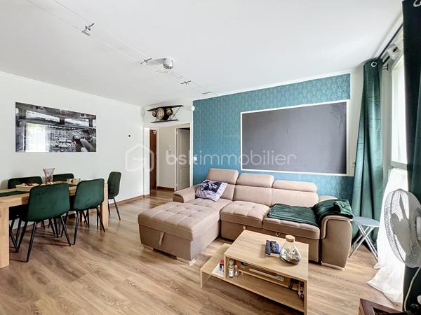 COUP DE CŒUR ASSURÉ – F2 de 45 m² avec place de parking et cave à Champigny-sur-Marne
Vous recherchez un appartement où vous n'aurez plus qu'à poser vos valises ? Découvrez ce magnifique 2 pièces de 45 m², situé au 1er étage d'une résidence de 4 étages construite en 1965.
Dès l'entrée, vous serez séduit par la qualité de son aménagement. Chaque mètre carré a été intelligemment optimisé afin d'offrir un maximum de confort et de rangements. La cuisine, moderne et entièrement équipée, est aussi esthétique que fonctionnelle. La chambre bénéficie d'un aménagement sur mesure avec de nombreux rangements intégrés autour du lit, un véritable atout qui libère l'espace de vie. Aucun travaux n'est à prévoir : cet appartement est prêt à vous accueillir.
Le bien est complété par une place de parking, une cave saine et parfaitement entretenue, ainsi qu'un chauffage collectif.
Son emplacement est idéal pour une vie quotidienne pratique. Vous profiterez de la proximité immédiate des écoles, des commerces, des pharmacies, des boulangeries, des supermarchés et de toutes les commodités. Côté transports, plusieurs lignes de bus desservent le quartier et permettent de rejoindre rapidement le RER E, Les Boullereaux-Champigny, le RER A Champigny, ainsi que la future ligne 15 du Grand Paris Express, un véritable atout pour les déplacements et la valorisation du secteur.
Que vous soyez primo-accédant, jeune couple ou investisseur, ce bien réunit tous les critères d'un appartement fonctionnel, chaleureux et idéalement situé.
Une visite s'impose ! Contactez-moi dès aujourd'hui pour découvrir ce véritable coup de cœur.