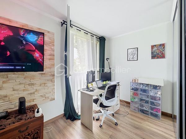 COUP DE CŒUR ASSURÉ – F2 de 45 m² avec place de parking et cave à Champigny-sur-Marne
Vous recherchez un appartement où vous n'aurez plus qu'à poser vos valises ? Découvrez ce magnifique 2 pièces de 45 m², situé au 1er étage d'une résidence de 4 étages construite en 1965.
Dès l'entrée, vous serez séduit par la qualité de son aménagement. Chaque mètre carré a été intelligemment optimisé afin d'offrir un maximum de confort et de rangements. La cuisine, moderne et entièrement équipée, est aussi esthétique que fonctionnelle. La chambre bénéficie d'un aménagement sur mesure avec de nombreux rangements intégrés autour du lit, un véritable atout qui libère l'espace de vie. Aucun travaux n'est à prévoir : cet appartement est prêt à vous accueillir.
Le bien est complété par une place de parking, une cave saine et parfaitement entretenue, ainsi qu'un chauffage collectif.
Son emplacement est idéal pour une vie quotidienne pratique. Vous profiterez de la proximité immédiate des écoles, des commerces, des pharmacies, des boulangeries, des supermarchés et de toutes les commodités. Côté transports, plusieurs lignes de bus desservent le quartier et permettent de rejoindre rapidement le RER E, Les Boullereaux-Champigny, le RER A Champigny, ainsi que la future ligne 15 du Grand Paris Express, un véritable atout pour les déplacements et la valorisation du secteur.
Que vous soyez primo-accédant, jeune couple ou investisseur, ce bien réunit tous les critères d'un appartement fonctionnel, chaleureux et idéalement situé.
Une visite s'impose ! Contactez-moi dès aujourd'hui pour découvrir ce véritable coup de cœur.