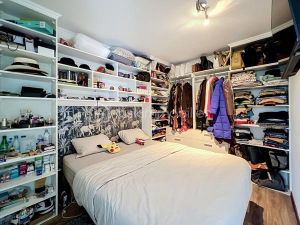 COUP DE CŒUR ASSURÉ – F2 de 45 m² avec place de parking et cave à Champigny-sur-Marne
Vous recherchez un appartement où vous n'aurez plus qu'à poser vos valises ? Découvrez ce magnifique 2 pièces de 45 m², situé au 1er étage d'une résidence de 4 étages construite en 1965.
Dès l'entrée, vous serez séduit par la qualité de son aménagement. Chaque mètre carré a été intelligemment optimisé afin d'offrir un maximum de confort et de rangements. La cuisine, moderne et entièrement équipée, est aussi esthétique que fonctionnelle. La chambre bénéficie d'un aménagement sur mesure avec de nombreux rangements intégrés autour du lit, un véritable atout qui libère l'espace de vie. Aucun travaux n'est à prévoir : cet appartement est prêt à vous accueillir.
Le bien est complété par une place de parking, une cave saine et parfaitement entretenue, ainsi qu'un chauffage collectif.
Son emplacement est idéal pour une vie quotidienne pratique. Vous profiterez de la proximité immédiate des écoles, des commerces, des pharmacies, des boulangeries, des supermarchés et de toutes les commodités. Côté transports, plusieurs lignes de bus desservent le quartier et permettent de rejoindre rapidement le RER E, Les Boullereaux-Champigny, le RER A Champigny, ainsi que la future ligne 15 du Grand Paris Express, un véritable atout pour les déplacements et la valorisation du secteur.
Que vous soyez primo-accédant, jeune couple ou investisseur, ce bien réunit tous les critères d'un appartement fonctionnel, chaleureux et idéalement situé.
Une visite s'impose ! Contactez-moi dès aujourd'hui pour découvrir ce véritable coup de cœur.