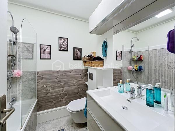 COUP DE CŒUR ASSURÉ – F2 de 45 m² avec place de parking et cave à Champigny-sur-Marne
Vous recherchez un appartement où vous n'aurez plus qu'à poser vos valises ? Découvrez ce magnifique 2 pièces de 45 m², situé au 1er étage d'une résidence de 4 étages construite en 1965.
Dès l'entrée, vous serez séduit par la qualité de son aménagement. Chaque mètre carré a été intelligemment optimisé afin d'offrir un maximum de confort et de rangements. La cuisine, moderne et entièrement équipée, est aussi esthétique que fonctionnelle. La chambre bénéficie d'un aménagement sur mesure avec de nombreux rangements intégrés autour du lit, un véritable atout qui libère l'espace de vie. Aucun travaux n'est à prévoir : cet appartement est prêt à vous accueillir.
Le bien est complété par une place de parking, une cave saine et parfaitement entretenue, ainsi qu'un chauffage collectif.
Son emplacement est idéal pour une vie quotidienne pratique. Vous profiterez de la proximité immédiate des écoles, des commerces, des pharmacies, des boulangeries, des supermarchés et de toutes les commodités. Côté transports, plusieurs lignes de bus desservent le quartier et permettent de rejoindre rapidement le RER E, Les Boullereaux-Champigny, le RER A Champigny, ainsi que la future ligne 15 du Grand Paris Express, un véritable atout pour les déplacements et la valorisation du secteur.
Que vous soyez primo-accédant, jeune couple ou investisseur, ce bien réunit tous les critères d'un appartement fonctionnel, chaleureux et idéalement situé.
Une visite s'impose ! Contactez-moi dès aujourd'hui pour découvrir ce véritable coup de cœur.