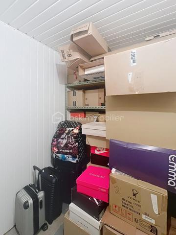 COUP DE CŒUR ASSURÉ – F2 de 45 m² avec place de parking et cave à Champigny-sur-Marne
Vous recherchez un appartement où vous n'aurez plus qu'à poser vos valises ? Découvrez ce magnifique 2 pièces de 45 m², situé au 1er étage d'une résidence de 4 étages construite en 1965.
Dès l'entrée, vous serez séduit par la qualité de son aménagement. Chaque mètre carré a été intelligemment optimisé afin d'offrir un maximum de confort et de rangements. La cuisine, moderne et entièrement équipée, est aussi esthétique que fonctionnelle. La chambre bénéficie d'un aménagement sur mesure avec de nombreux rangements intégrés autour du lit, un véritable atout qui libère l'espace de vie. Aucun travaux n'est à prévoir : cet appartement est prêt à vous accueillir.
Le bien est complété par une place de parking, une cave saine et parfaitement entretenue, ainsi qu'un chauffage collectif.
Son emplacement est idéal pour une vie quotidienne pratique. Vous profiterez de la proximité immédiate des écoles, des commerces, des pharmacies, des boulangeries, des supermarchés et de toutes les commodités. Côté transports, plusieurs lignes de bus desservent le quartier et permettent de rejoindre rapidement le RER E, Les Boullereaux-Champigny, le RER A Champigny, ainsi que la future ligne 15 du Grand Paris Express, un véritable atout pour les déplacements et la valorisation du secteur.
Que vous soyez primo-accédant, jeune couple ou investisseur, ce bien réunit tous les critères d'un appartement fonctionnel, chaleureux et idéalement situé.
Une visite s'impose ! Contactez-moi dès aujourd'hui pour découvrir ce véritable coup de cœur.