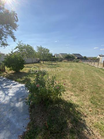 A proximité du centre ville d'Herbault, venez découvrir cette maison des années 80 avec beaucoup de potentiel.

Au même niveau, vous découvrirez une entrée, donnant sur un séjour desservant 3 chambres, une salle de bain avec toilette séparé ainsi qu'une cuisine avec salle à manger possèdant un acces au garage qui peut également faire office d'arrière cuisine.
L'ensemble des cloisons sont non porteuses, la disposition des pièces peut donc être entièrement repensé.
La maison se situe sur une parcelle de 1407 m² et possède 2 autres garages ainsi qu'un débarras. 
Entièrement cloturé, ce bien est relié au tout à l'égout, possède une toiture récente ainsi que des huisseries pvc double vitrage.

SI vous souhaitez le visiter ou plus de renseignements
N'hésiter pas à me contacter
