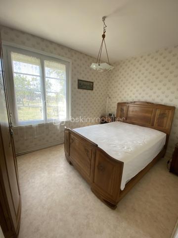 A proximité du centre ville d'Herbault, venez découvrir cette maison des années 80 avec beaucoup de potentiel.

Au même niveau, vous découvrirez une entrée, donnant sur un séjour desservant 3 chambres, une salle de bain avec toilette séparé ainsi qu'une cuisine avec salle à manger possèdant un acces au garage qui peut également faire office d'arrière cuisine.
L'ensemble des cloisons sont non porteuses, la disposition des pièces peut donc être entièrement repensé.
La maison se situe sur une parcelle de 1407 m² et possède 2 autres garages ainsi qu'un débarras. 
Entièrement cloturé, ce bien est relié au tout à l'égout, possède une toiture récente ainsi que des huisseries pvc double vitrage.

SI vous souhaitez le visiter ou plus de renseignements
N'hésiter pas à me contacter