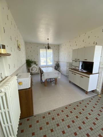 A proximité du centre ville d'Herbault, venez découvrir cette maison des années 80 avec beaucoup de potentiel.

Au même niveau, vous découvrirez une entrée, donnant sur un séjour desservant 3 chambres, une salle de bain avec toilette séparé ainsi qu'une cuisine avec salle à manger possèdant un acces au garage qui peut également faire office d'arrière cuisine.
L'ensemble des cloisons sont non porteuses, la disposition des pièces peut donc être entièrement repensé.
La maison se situe sur une parcelle de 1407 m² et possède 2 autres garages ainsi qu'un débarras. 
Entièrement cloturé, ce bien est relié au tout à l'égout, possède une toiture récente ainsi que des huisseries pvc double vitrage.

SI vous souhaitez le visiter ou plus de renseignements
N'hésiter pas à me contacter
