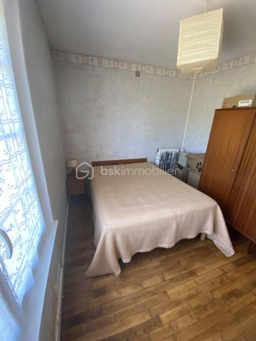 A proximité du centre ville d'Herbault, venez découvrir cette maison des années 80 avec beaucoup de potentiel.

Au même niveau, vous découvrirez une entrée, donnant sur un séjour desservant 3 chambres, une salle de bain avec toilette séparé ainsi qu'une cuisine avec salle à manger possèdant un acces au garage qui peut également faire office d'arrière cuisine.
L'ensemble des cloisons sont non porteuses, la disposition des pièces peut donc être entièrement repensé.
La maison se situe sur une parcelle de 1407 m² et possède 2 autres garages ainsi qu'un débarras. 
Entièrement cloturé, ce bien est relié au tout à l'égout, possède une toiture récente ainsi que des huisseries pvc double vitrage.

SI vous souhaitez le visiter ou plus de renseignements
N'hésiter pas à me contacter