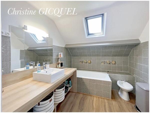 Dpt Loire Atlantique (44), à vendre CENTRE SAINT PERE EN RETZ EN IMPASSE, MAISON 7 PIECES - 5 CHAMBRES - JARDIN CLOS TERRASSE