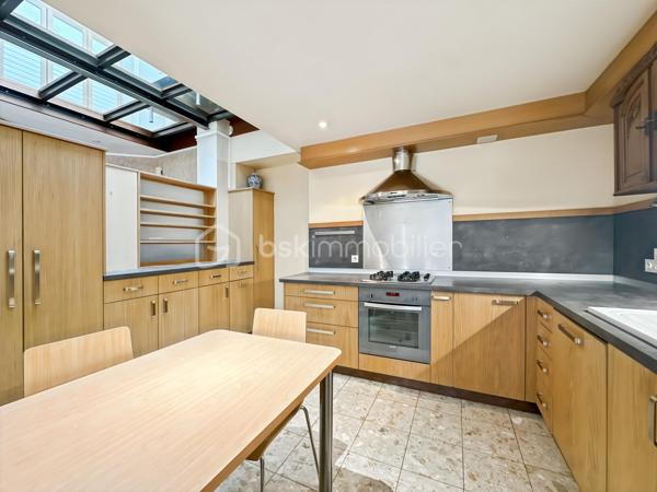 À deux pas du métro Mabilais (ligne B) et des bords de Vilaine, dans une rue calme et résidentielle, cette maison sur deux niveaux offre un cadre de vie familial idéal, à quelques minutes seulement du cœur de Rennes.

Au rez-de-chaussée, la maison s'articule autour d'une pièce de vie spacieuse avec cuisine ouverte, prolongée par une terrasse et un jardin — un espace extérieur rare en ville, parfait pour profiter des beaux jours. Une arrière-cuisine, un bureau, un WC indépendant et un garage complètent ce niveau.

À l'étage, une spacieuse suite parentale dispose de sa propre salle d'eau et d'un dégagement facilement transformable en dressing. Un salon TV offre un espace détente supplémentaire, accompagné de 3 chambres avec mezzanine, une salle de bain avec douche et baignoire, et un WC indépendant.

Un secteur prisé, idéalement connecté.

Le quartier Mabilais bénéficie d'une situation privilégiée : le centre-ville est accessible en quelques minutes via la ligne B du métro, tout comme la gare et les grands axes. Le secteur est bien pourvu en établissements scolaires de la maternelle au lycée, avec plusieurs options publiques et privées à proximité. Au quotidien, les commerces et services sont accessibles à pied. Un quartier qui coche toutes les cases pour les familles qui souhaitent allier qualité de vie, mobilité et ancrage urbain.