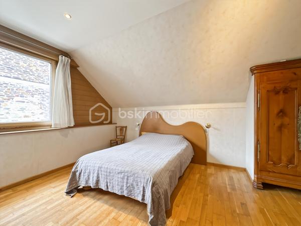 À deux pas du métro Mabilais (ligne B) et des bords de Vilaine, dans une rue calme et résidentielle, cette maison sur deux niveaux offre un cadre de vie familial idéal, à quelques minutes seulement du cœur de Rennes.

Au rez-de-chaussée, la maison s'articule autour d'une pièce de vie spacieuse avec cuisine ouverte, prolongée par une terrasse et un jardin — un espace extérieur rare en ville, parfait pour profiter des beaux jours. Une arrière-cuisine, un bureau, un WC indépendant et un garage complètent ce niveau.

À l'étage, une spacieuse suite parentale dispose de sa propre salle d'eau et d'un dégagement facilement transformable en dressing. Un salon TV offre un espace détente supplémentaire, accompagné de 3 chambres avec mezzanine, une salle de bain avec douche et baignoire, et un WC indépendant.

Un secteur prisé, idéalement connecté.

Le quartier Mabilais bénéficie d'une situation privilégiée : le centre-ville est accessible en quelques minutes via la ligne B du métro, tout comme la gare et les grands axes. Le secteur est bien pourvu en établissements scolaires de la maternelle au lycée, avec plusieurs options publiques et privées à proximité. Au quotidien, les commerces et services sont accessibles à pied. Un quartier qui coche toutes les cases pour les familles qui souhaitent allier qualité de vie, mobilité et ancrage urbain.