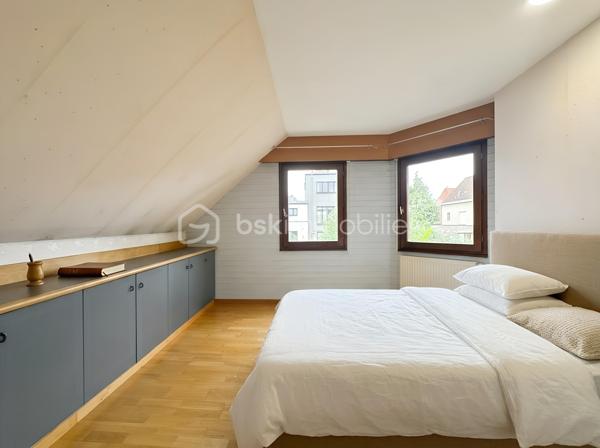 À deux pas du métro Mabilais (ligne B) et des bords de Vilaine, dans une rue calme et résidentielle, cette maison sur deux niveaux offre un cadre de vie familial idéal, à quelques minutes seulement du cœur de Rennes.

Au rez-de-chaussée, la maison s'articule autour d'une pièce de vie spacieuse avec cuisine ouverte, prolongée par une terrasse et un jardin — un espace extérieur rare en ville, parfait pour profiter des beaux jours. Une arrière-cuisine, un bureau, un WC indépendant et un garage complètent ce niveau.

À l'étage, une spacieuse suite parentale dispose de sa propre salle d'eau et d'un dégagement facilement transformable en dressing. Un salon TV offre un espace détente supplémentaire, accompagné de 3 chambres avec mezzanine, une salle de bain avec douche et baignoire, et un WC indépendant.

Un secteur prisé, idéalement connecté.

Le quartier Mabilais bénéficie d'une situation privilégiée : le centre-ville est accessible en quelques minutes via la ligne B du métro, tout comme la gare et les grands axes. Le secteur est bien pourvu en établissements scolaires de la maternelle au lycée, avec plusieurs options publiques et privées à proximité. Au quotidien, les commerces et services sont accessibles à pied. Un quartier qui coche toutes les cases pour les familles qui souhaitent allier qualité de vie, mobilité et ancrage urbain.