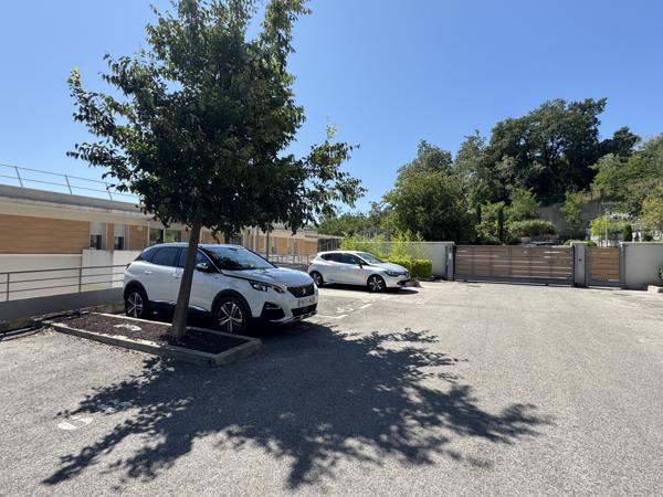 Villeneuve-lès-Avignon (30400) Appartement 3 chambres vue magnifique terrasse garage