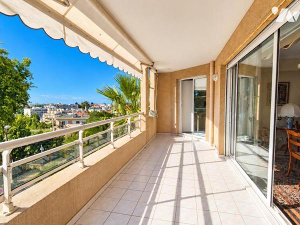 Cimiez : Résidence avec piscine, un appartement de 4 pièces de 110 m² avec terrasse et aperçu mer ! 