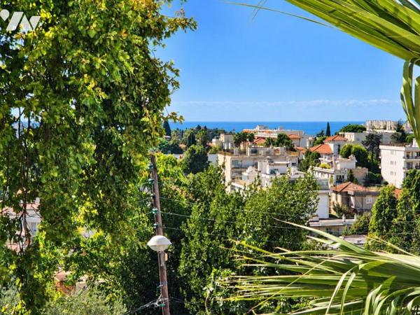 Cimiez : Résidence avec piscine, un appartement de 4 pièces de 110 m² avec terrasse et aperçu mer ! 