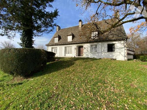 YTRAC, enclos de 2847 m² comprenant :
- Maison de 1972 d'environ 242 m² se composant d'un sous...
