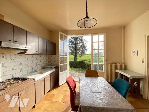 YTRAC, enclos de 2847 m² comprenant :
- Maison de 1972 d'environ 242 m² se composant d'un sous...