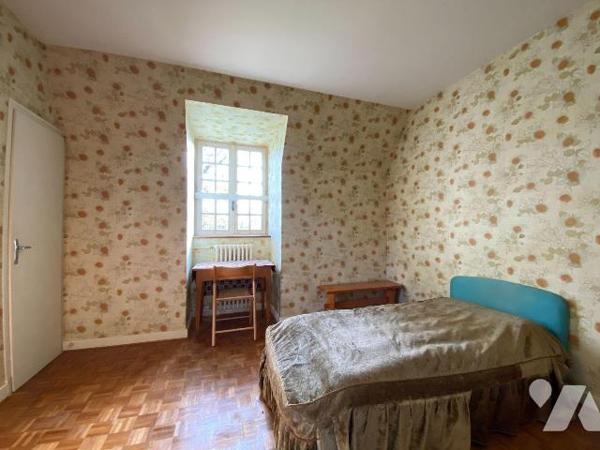 YTRAC, enclos de 2847 m² comprenant :
- Maison de 1972 d'environ 242 m² se composant d'un sous...