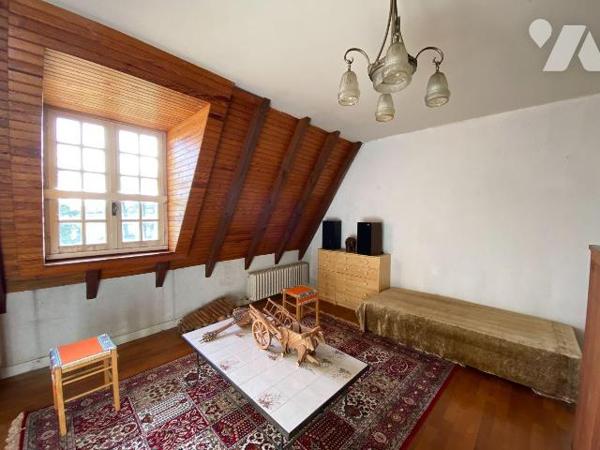 YTRAC, enclos de 2847 m² comprenant :
- Maison de 1972 d'environ 242 m² se composant d'un sous...