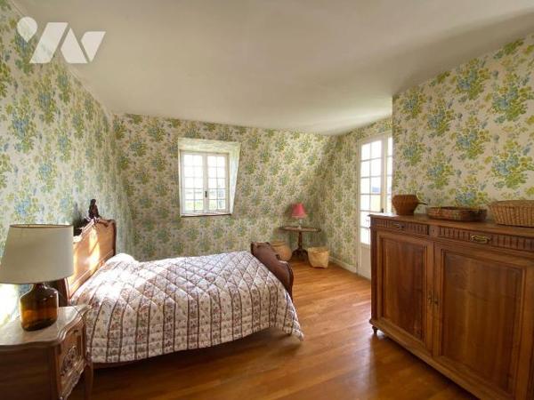 YTRAC, enclos de 2847 m² comprenant :
- Maison de 1972 d'environ 242 m² se composant d'un sous...