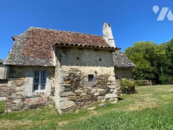 YTRAC, enclos de 2847 m² comprenant :
- Maison de 1972 d'environ 242 m² se composant d'un sous...