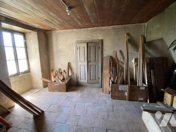 YTRAC, enclos de 2847 m² comprenant :
- Maison de 1972 d'environ 242 m² se composant d'un sous...