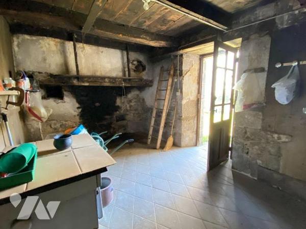 YTRAC, enclos de 2847 m² comprenant :
- Maison de 1972 d'environ 242 m² se composant d'un sous...