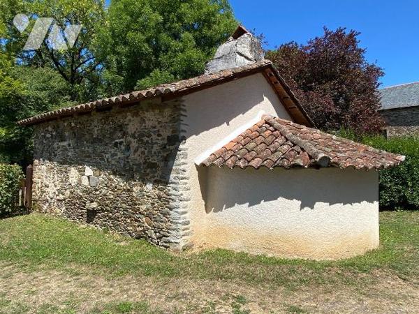 YTRAC, enclos de 2847 m² comprenant :
- Maison de 1972 d'environ 242 m² se composant d'un sous...