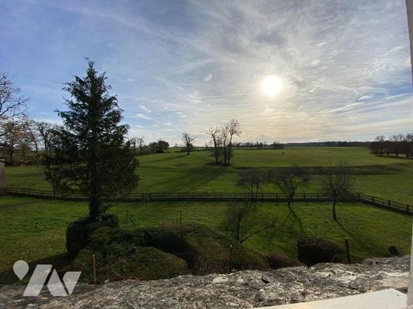 YTRAC, enclos de 2847 m² comprenant :
- Maison de 1972 d'environ 242 m² se composant d'un sous...