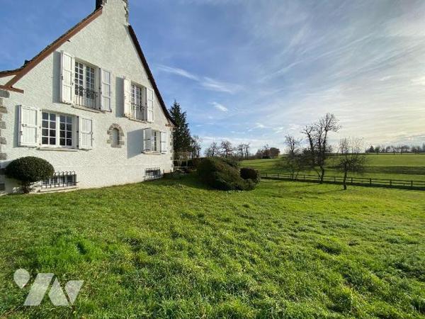 YTRAC, enclos de 2847 m² comprenant :
- Maison de 1972 d'environ 242 m² se composant d'un sous...