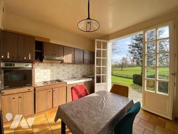 YTRAC, enclos de 2847 m² comprenant :
- Maison de 1972 d'environ 242 m² se composant d'un sous...