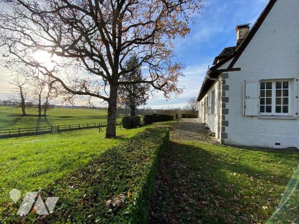 YTRAC, enclos de 2847 m² comprenant :
- Maison de 1972 d'environ 242 m² se composant d'un sous...