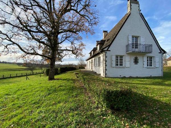 YTRAC, enclos de 2847 m² comprenant :
- Maison de 1972 d'environ 242 m² se composant d'un sous...