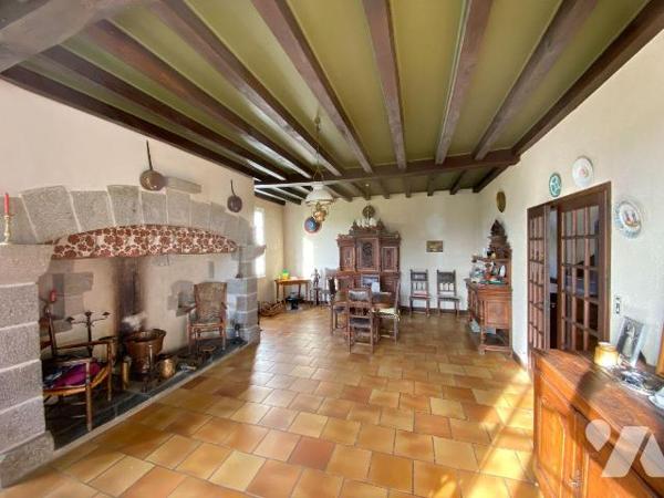 YTRAC, enclos de 2847 m² comprenant :
- Maison de 1972 d'environ 242 m² se composant d'un sous...